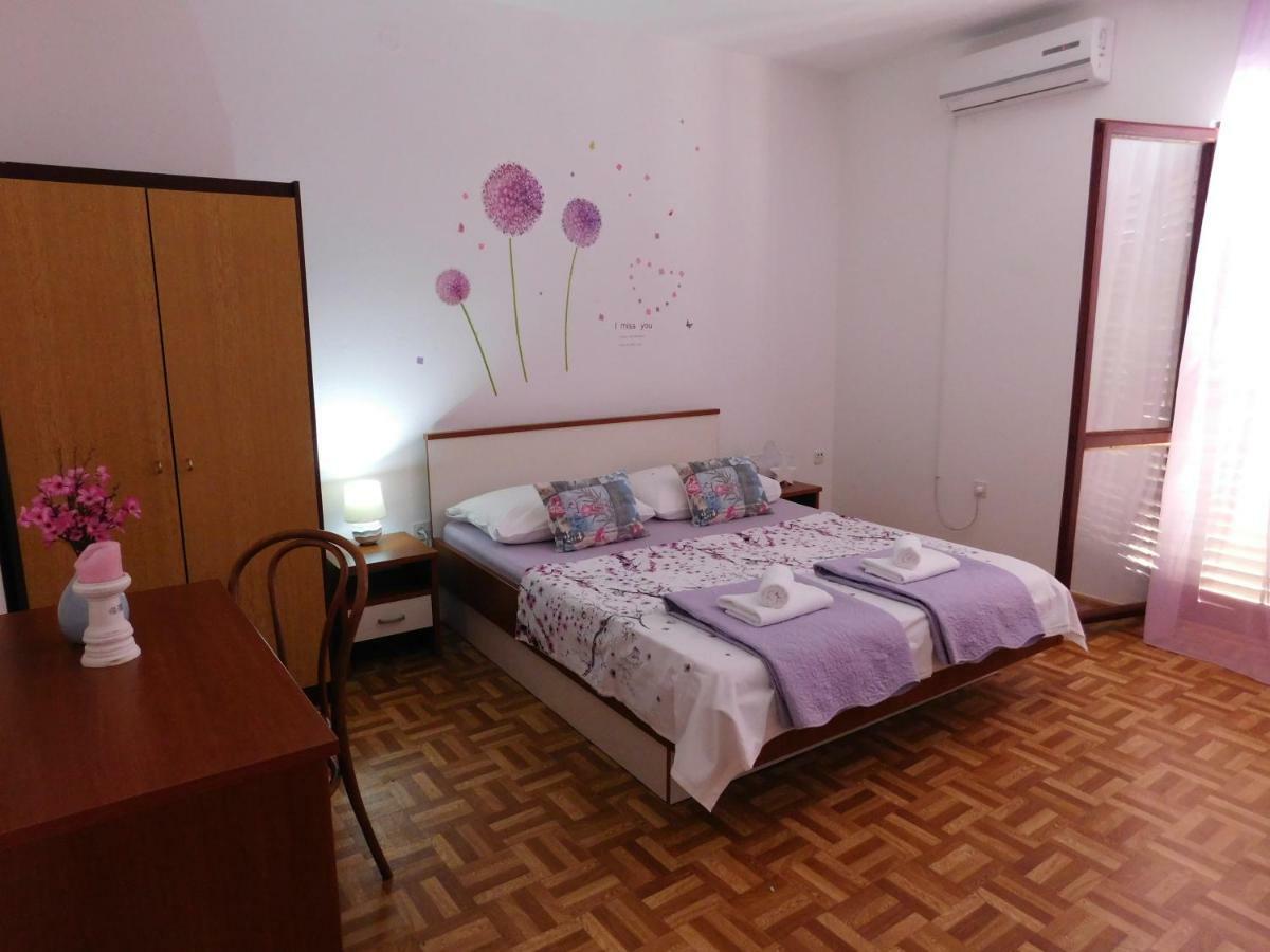 Guest House Ivanka ฮวาร์ ภายนอก รูปภาพ