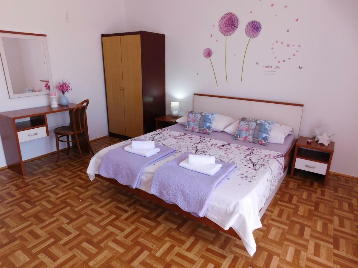 Guest House Ivanka ฮวาร์ ภายนอก รูปภาพ