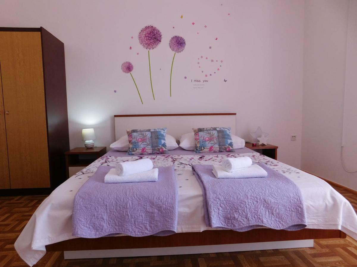 Guest House Ivanka ฮวาร์ ภายนอก รูปภาพ